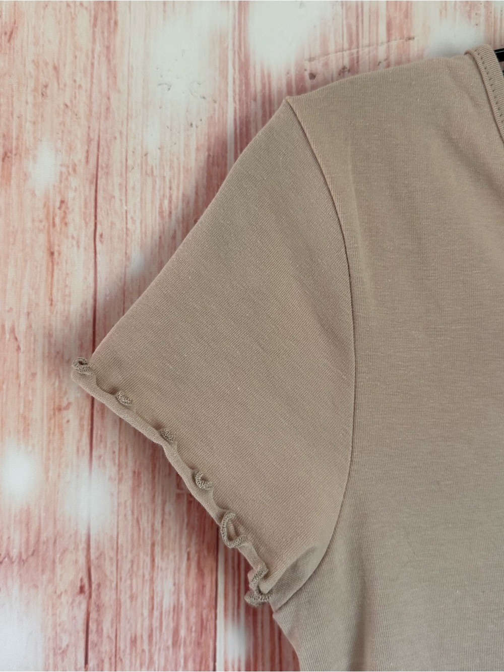 Divided H&M Tan Rolled Lettuce Raw Hem V Neck Short Sleeve Crop Top Size M NWT - Picture 4 of 9